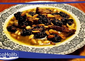 طبق اللحم بالبرقوق واللوز(الغنمي بالبرقوق واللوز باللهجة المغربية) من الأطباق المغربية الشهيرة والشهية، هو مزيج من طعم البرقوق الحلو واللذيذ الطعم المالح للطبق اللحم. من الاطباق المميزة للأعياد والمناسبات. للحادكات والمبتدئات وصفة سهلة التحضير خطوة بخطوة مع مقادير متوفرة، لمتعة لعائلتك وضيوفك.